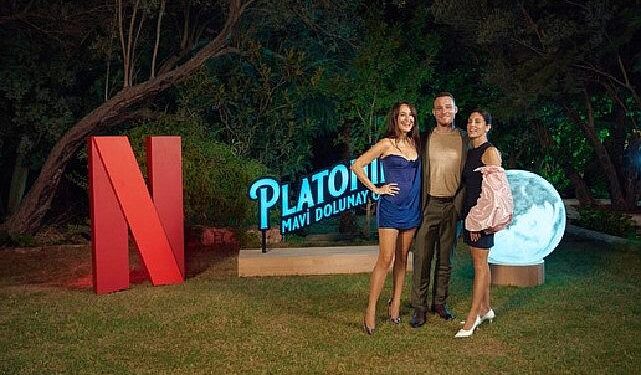 Netfilix, Gupse Özay imzalı yeni dizisi Platonik: Mavi Dolunay Otel’in lansmanını Çeşme’de renkli bir etkinlikle kutladı