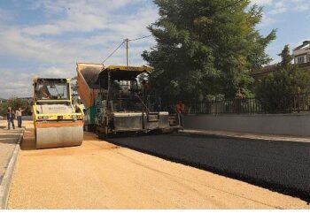 5 Sokakta Asfalt Kaplama Çalışması Yapılıyor