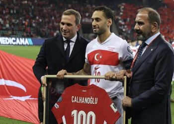 A Milli Takım kaptanı Hakan Çalhanoğlu’na plaket