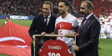 A Milli Takım kaptanı Hakan Çalhanoğlu’na plaket