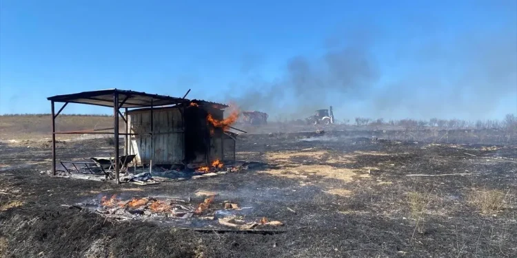 Serik’te Güvercin Kulübesinde Yangın