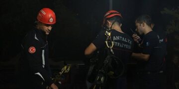 Antalya İtfaiyesi’nden nefes kesen kurtarma operasyonuna destek