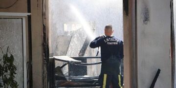 Antalya İtfaiyesinin hızlı müdahalesi felaketi önledi