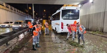 Büyükşehir ekipleri yağışın yarattığı olumsuzluklara hızla müdahale etti