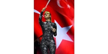 Derya Uluğ Lüleburgaz’da sahne aldı