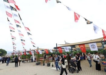 Efes Tarlası Yaşam Köyü’nde Üretici Pazarı açıldı