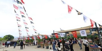 Efes Tarlası Yaşam Köyü’nde Üretici Pazarı açıldı