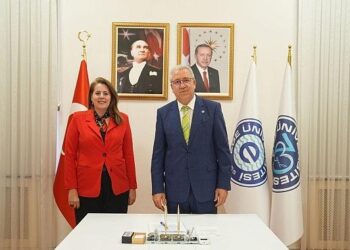 Egeli araştırmacıların ürettiği ‘Sağlıkta Güvenli İlaç Hazırlama Önlüğü’ faydalı model belgesi aldı