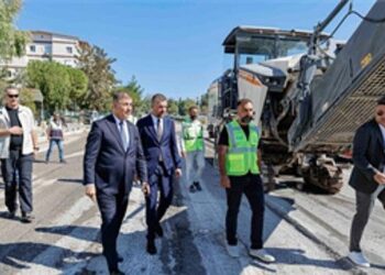 İzmir’in yollarında gece gündüz asfalt çalışması