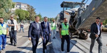 İzmir’in yollarında gece gündüz asfalt çalışması