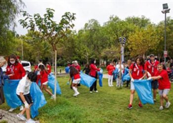 İzmirlilerden dünya rekoru için kıyı temizliği