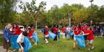 İzmirlilerden dünya rekoru için kıyı temizliği