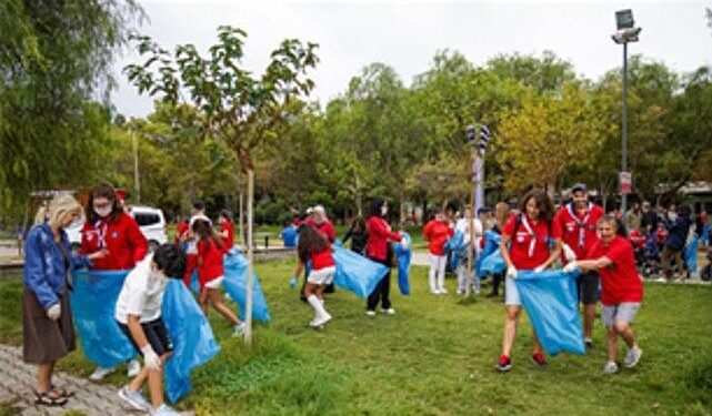 İzmirlilerden dünya rekoru için kıyı temizliği