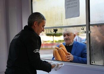 Kemalpaşa’da Halk Ekmek’e Yoğun İlgi