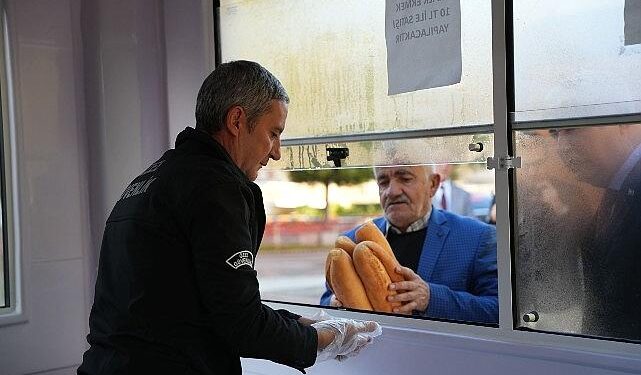 Kemalpaşa’da Halk Ekmek’e Yoğun İlgi