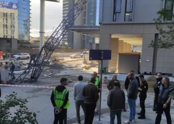 Mecidiyeköy’de Vinç Devrildi