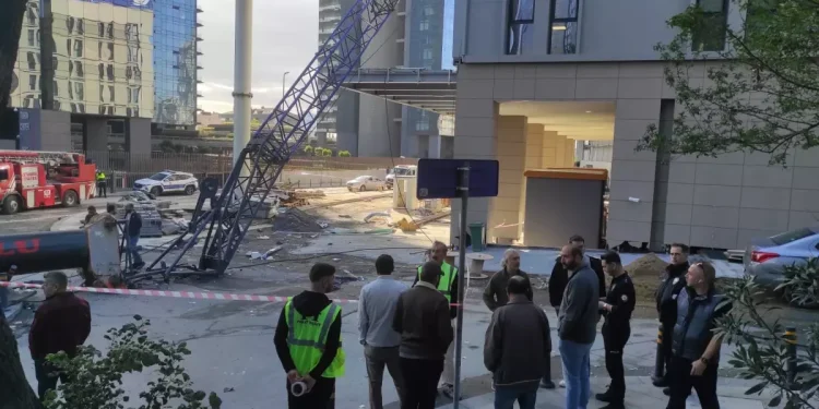 Mecidiyeköy’de Vinç Devrildi