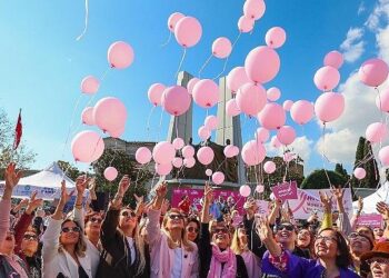 Meme Kanseri Farkındalığı İçin Bakırköy’de Gökyüzüne Pembe Balonlar Uçuruldu