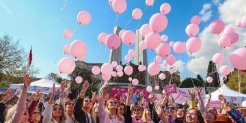 Meme Kanseri Farkındalığı İçin Bakırköy’de Gökyüzüne Pembe Balonlar Uçuruldu