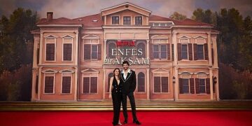 Netflix’in Başrollerini Engin Akyürek ve Aslı Enver’in Paylaştığı Yeni Dizisi Enfes Bir Akşam’ın Galası Gerçekleşti
