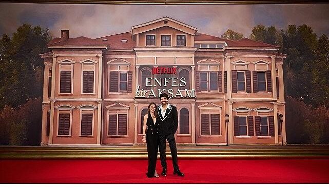 Netflix’in Başrollerini Engin Akyürek ve Aslı Enver’in Paylaştığı Yeni Dizisi Enfes Bir Akşam’ın Galası Gerçekleşti
