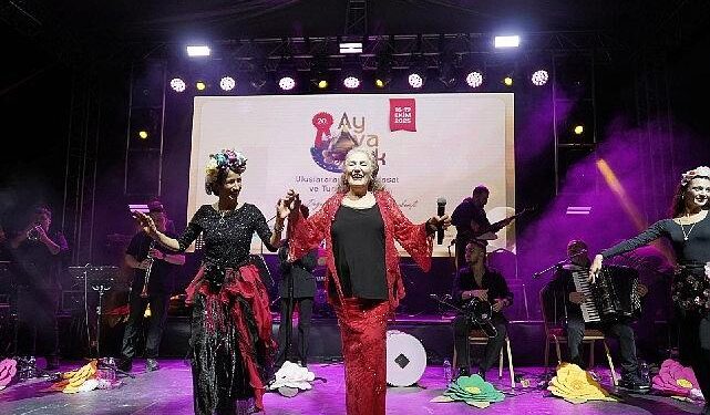 Suzan Kardeş’ten Ayvalık’ta Balkan Rüzgarı!