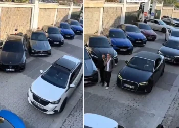Üniversitenin otoparkında sıra sıra dizilen otomobillere bakın