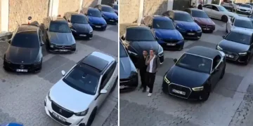 Üniversitenin otoparkında sıra sıra dizilen otomobillere bakın