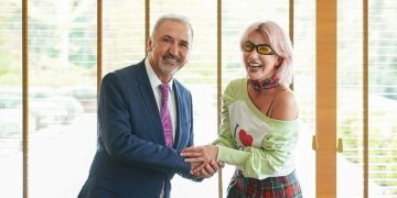 Ünlü şarkıcı Hande Yener, meme kanserini yenme deneyimiyle kadınlara güç verdi