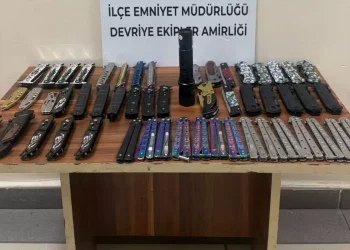 2 çocuğun üzerinden 53 kesici alet çıktı