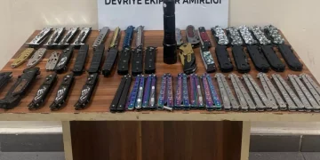 2 çocuğun üzerinden 53 kesici alet çıktı