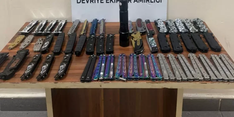 2 çocuğun üzerinden 53 kesici alet çıktı