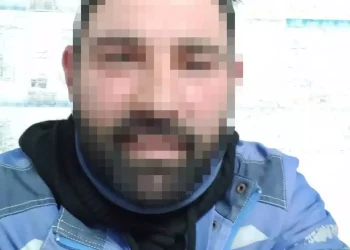 Böyle baba olmaz olsun! Çocuklarını sıraya dizip kemerle işkence etti