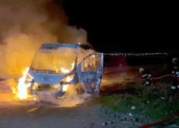 Çorlu’da Park Halindeki Minibüs Alev Alev Yandı