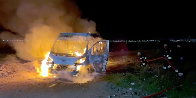 Çorlu’da Park Halindeki Minibüs Alev Alev Yandı