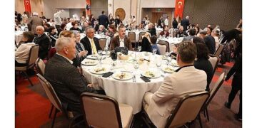 Başkan Topaloğlu öğretmenlerle yemekte bir araya geldi