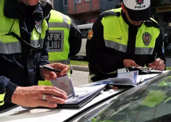 Bugünden itibaren 5 ay zorunlu! Kurala uymayan sürücülere 6 bin TL ceza var
