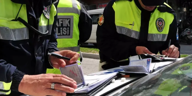 Bugünden itibaren 5 ay zorunlu! Kurala uymayan sürücülere 6 bin TL ceza var