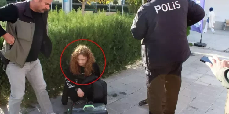 Daha 18 yaşında! Satmaya çalıştığı şeyi görenler telefona sarıldı