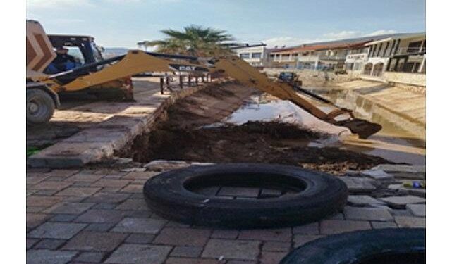 Foça’da rekor yağış sonrası dere temizliği ve alt yapı çalışmaları hız kazandı