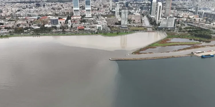 İzmir Körfezi’nde Renk Değişikliği