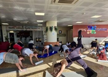 İzmirli gençler için yoga saati