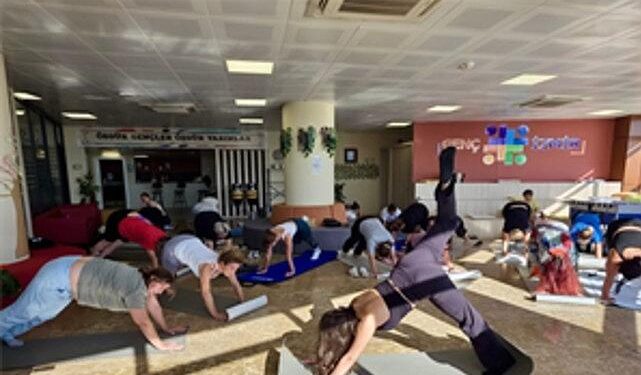 İzmirli gençler için yoga saati