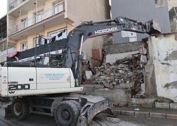 Konak’ta metruk yapıların yıkımı devam ediyor