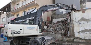 Konak’ta metruk yapıların yıkımı devam ediyor