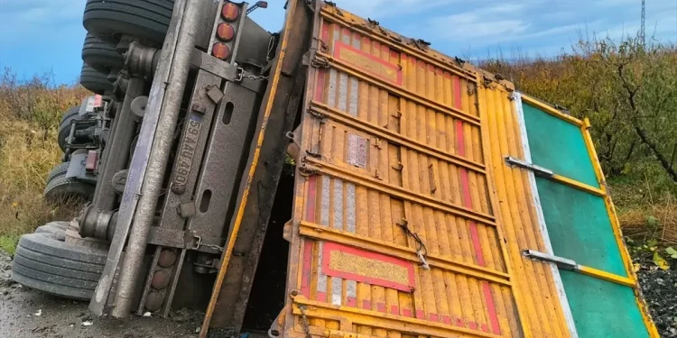 Çanakkale’de Tır Devrildi: Sürücü Yaralandı