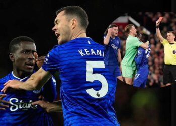 Manchester United-Everton maçında flaş olay! Takım arkadaşına tokat attı, kırmızı kart gördü
