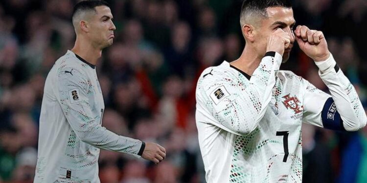 Ne yaptın Cristiano Ronaldo! Rakibine dirsek attı, kırmızı kartı gördü…