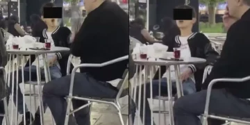 Vahim görüntüler! Küçücük çocuk ailesinin yanında sigara içti, bir de halka çıkardı