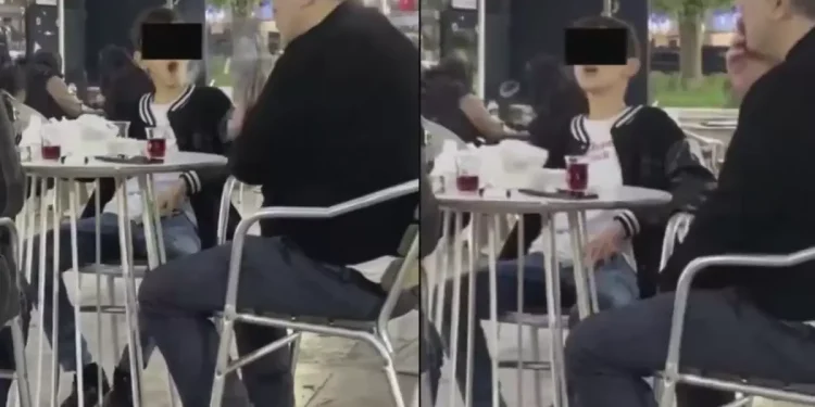 Vahim görüntüler! Küçücük çocuk ailesinin yanında sigara içti, bir de halka çıkardı